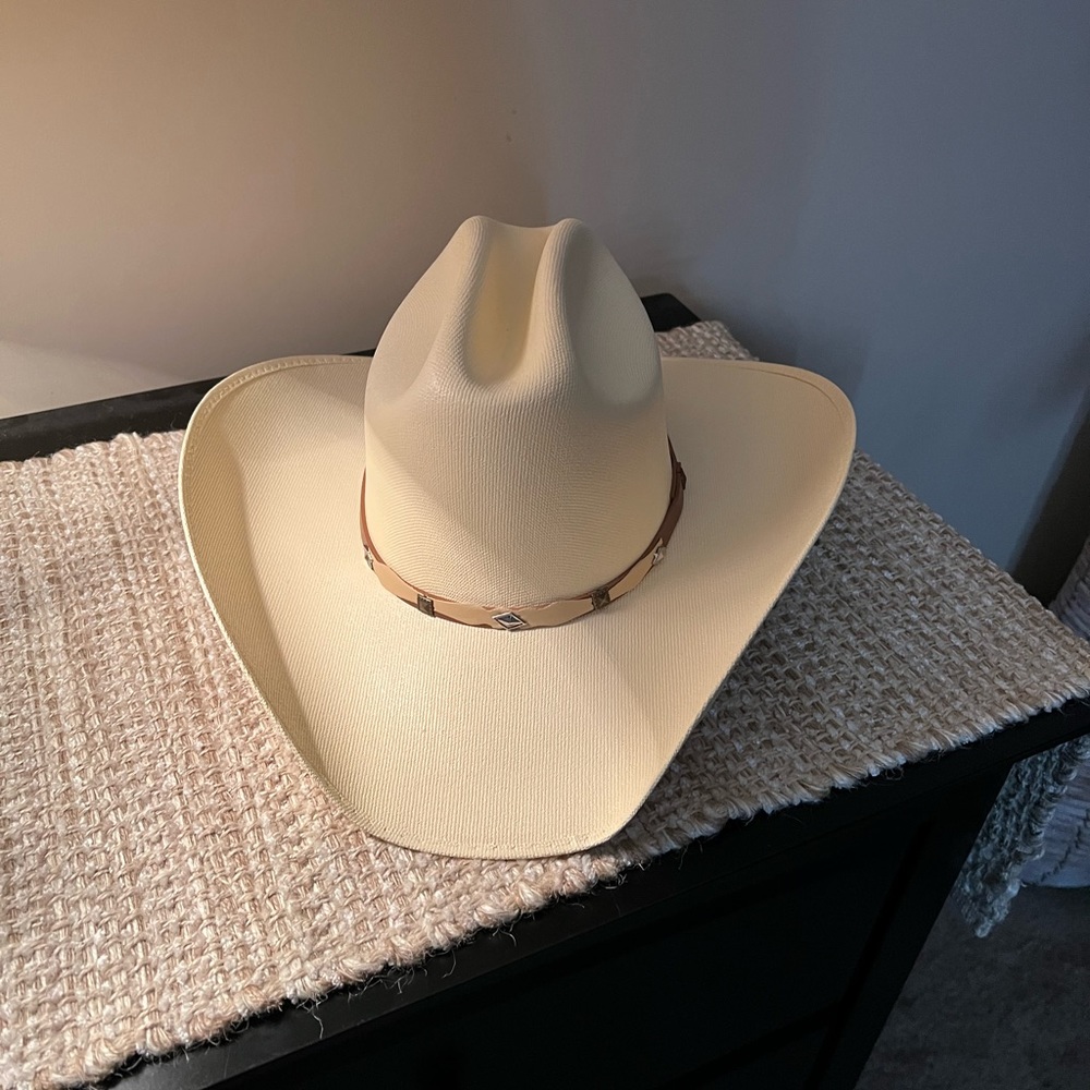 White cowboy Hat